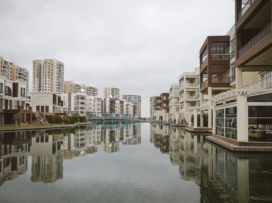 Moderne stambene zgrade s odrazom u urbanom kanalu