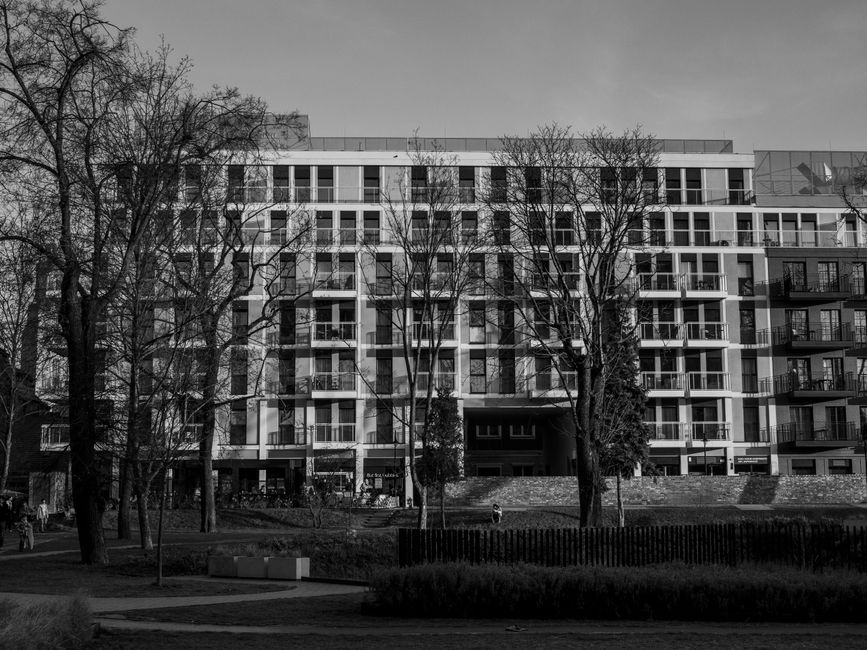 Suvremena zgrada u gradskom parku