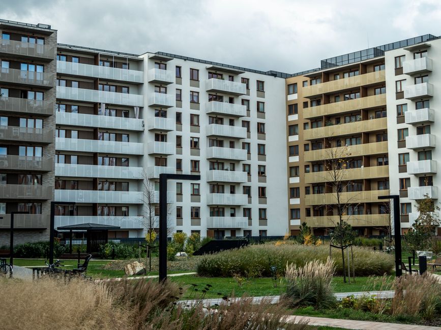Moderna stambena zgrada u zelenilu
