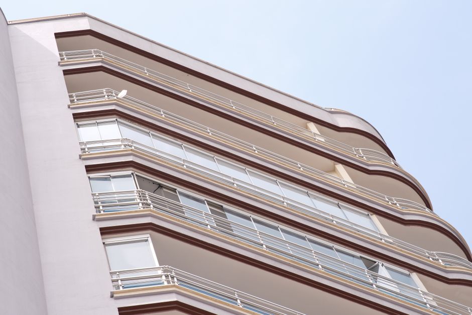 Stambena zgrada u urbanom okruženju