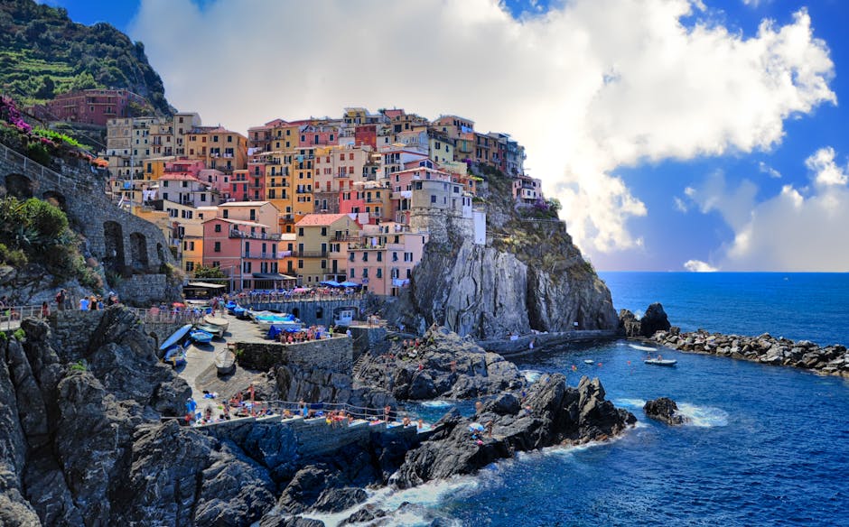Vibrant houses perched on cliffs overlooking the sea in Manarola, Italy